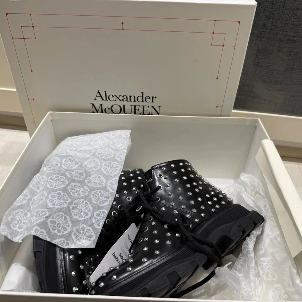 ••SOLD•• AUTHENTIC Alexander McQueen Studded Boots- Size 37 (never worn out) - Picture 2 of 7